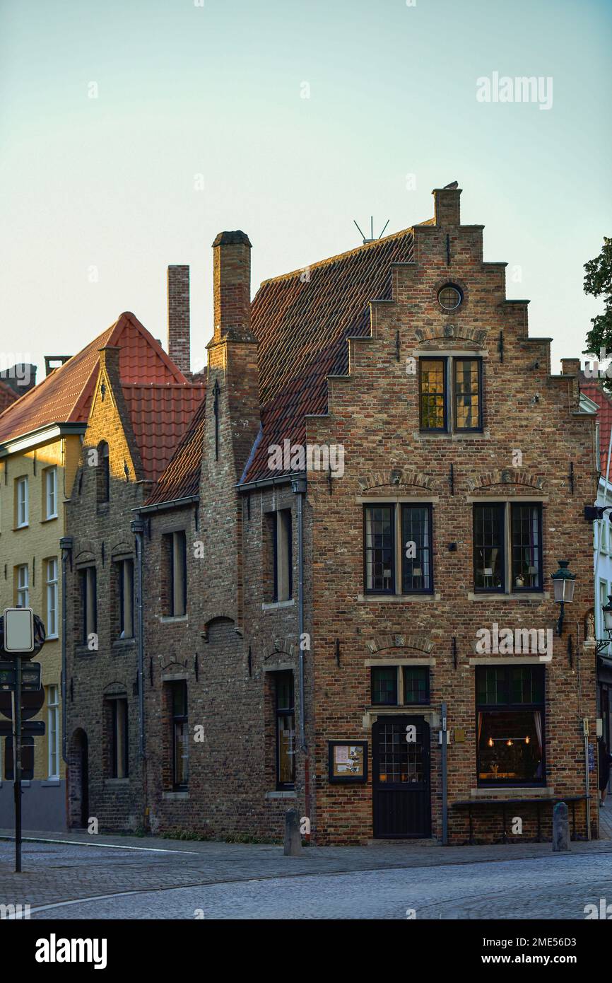 Belgique, Flandre Occidentale, Bruges, maison en briques historique au crépuscule Banque D'Images