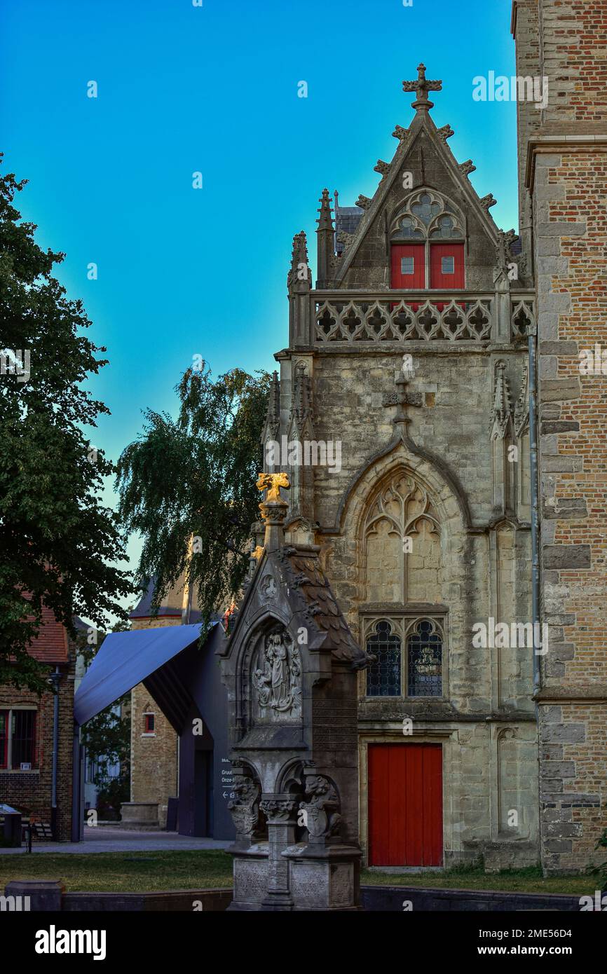 Belgique, Flandre Occidentale, Bruges, Sculpture en face de la vieille église Banque D'Images