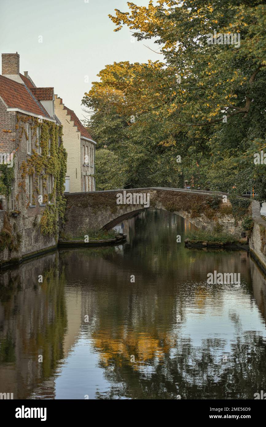 Belgique, Flandre Occidentale, Bruges, Pont de l'Arche sur le canal de la ville Banque D'Images