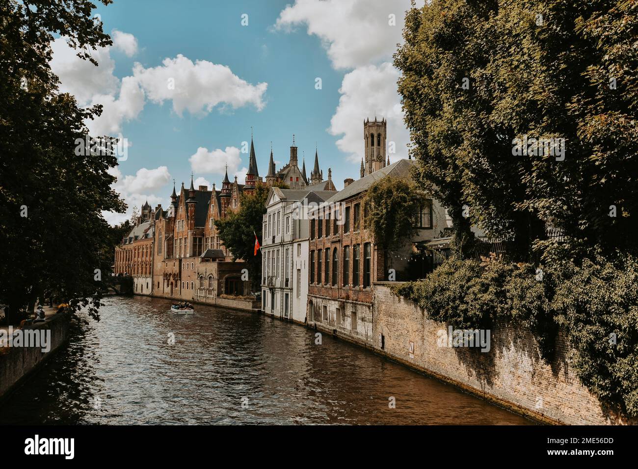 Belgique, Flandre Occidentale, Bruges, rangée de maisons au bord de la rivière en été Banque D'Images