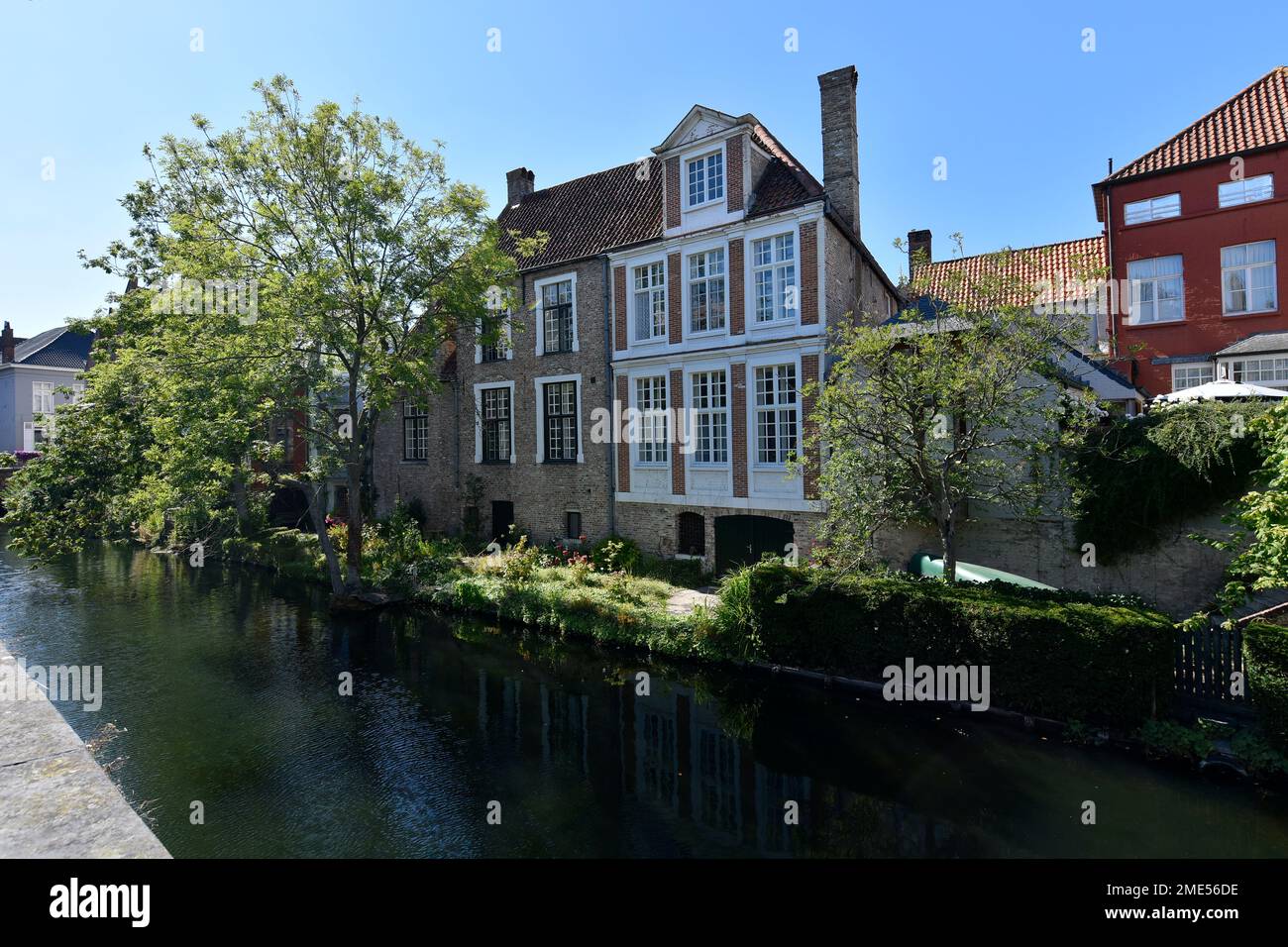 Belgique, Flandre Occidentale, Bruges, vue sur les maisons au bord de la rivière en été Banque D'Images