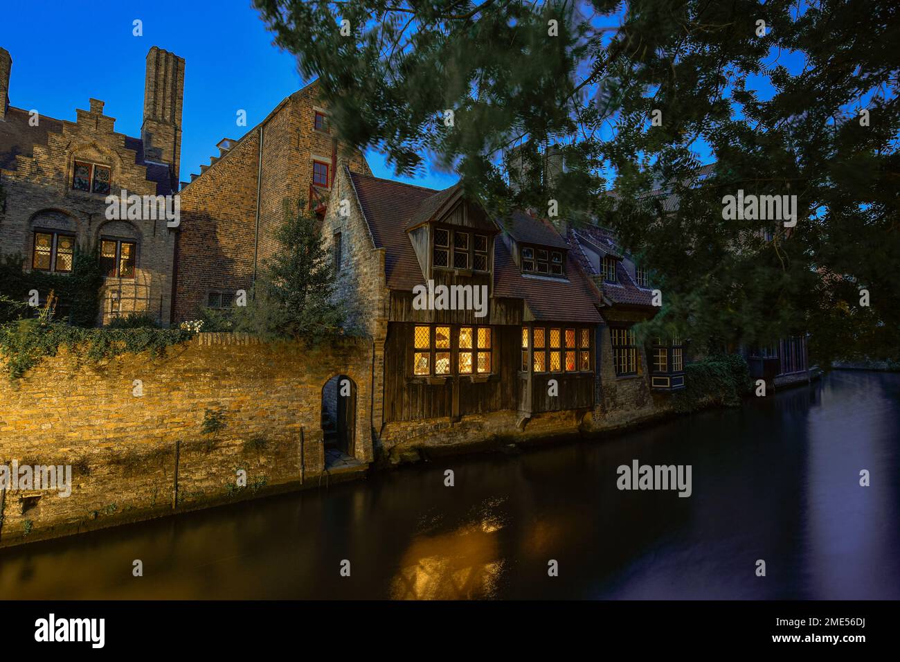 Belgique, Flandre Occidentale, Bruges, maisons historiques le long du canal de la ville au crépuscule Banque D'Images