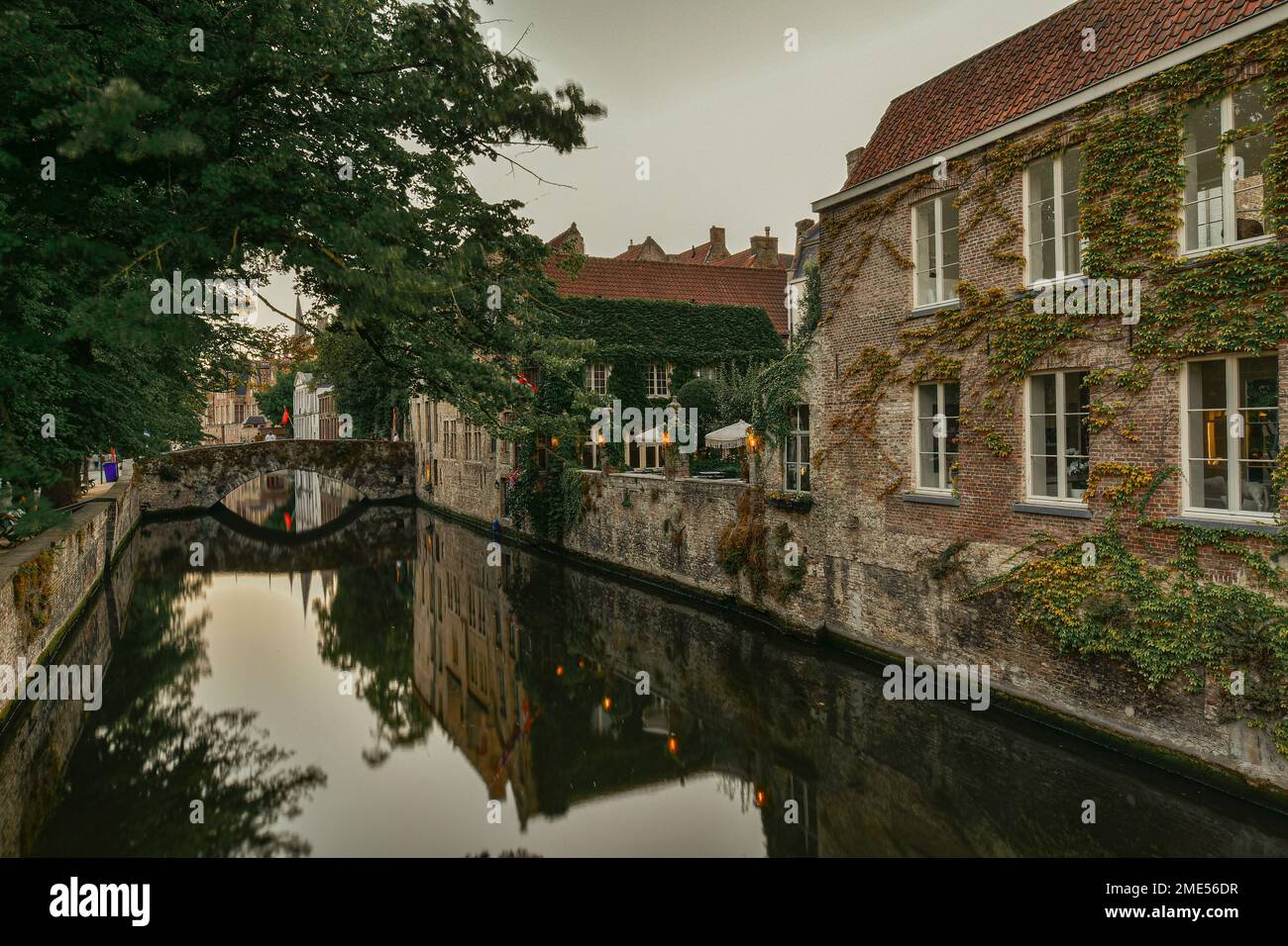 Belgique, Flandre Occidentale, Bruges, Maisons se reflétant dans le canal de la ville Banque D'Images