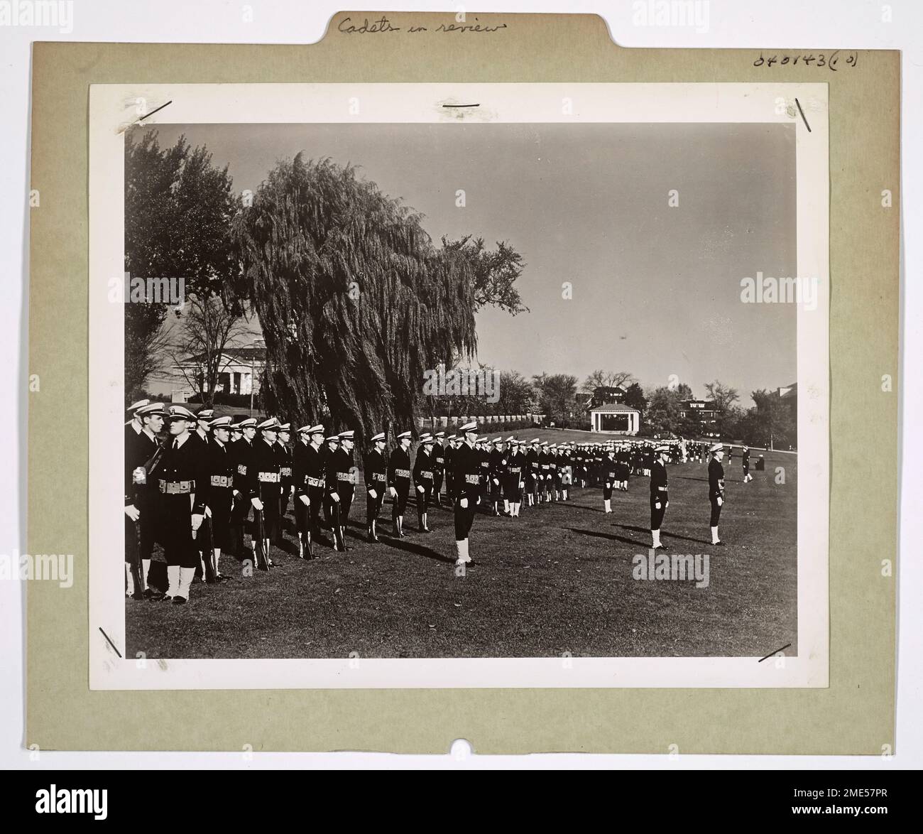 Cadets de la Garde côtière en revue. Les résultats d'une formation minutieuse sont révélés dans la précision intelligente que les cadets aux États-Unis Coast Guard Academy, New London, Connecticut [Connecticut], afficher en revue sur le terrain du défilé de l'Académie. Les futurs officiers de la Garde côtière de 153 ans sont formés sous la discipline militaire à terre et à flot. Banque D'Images