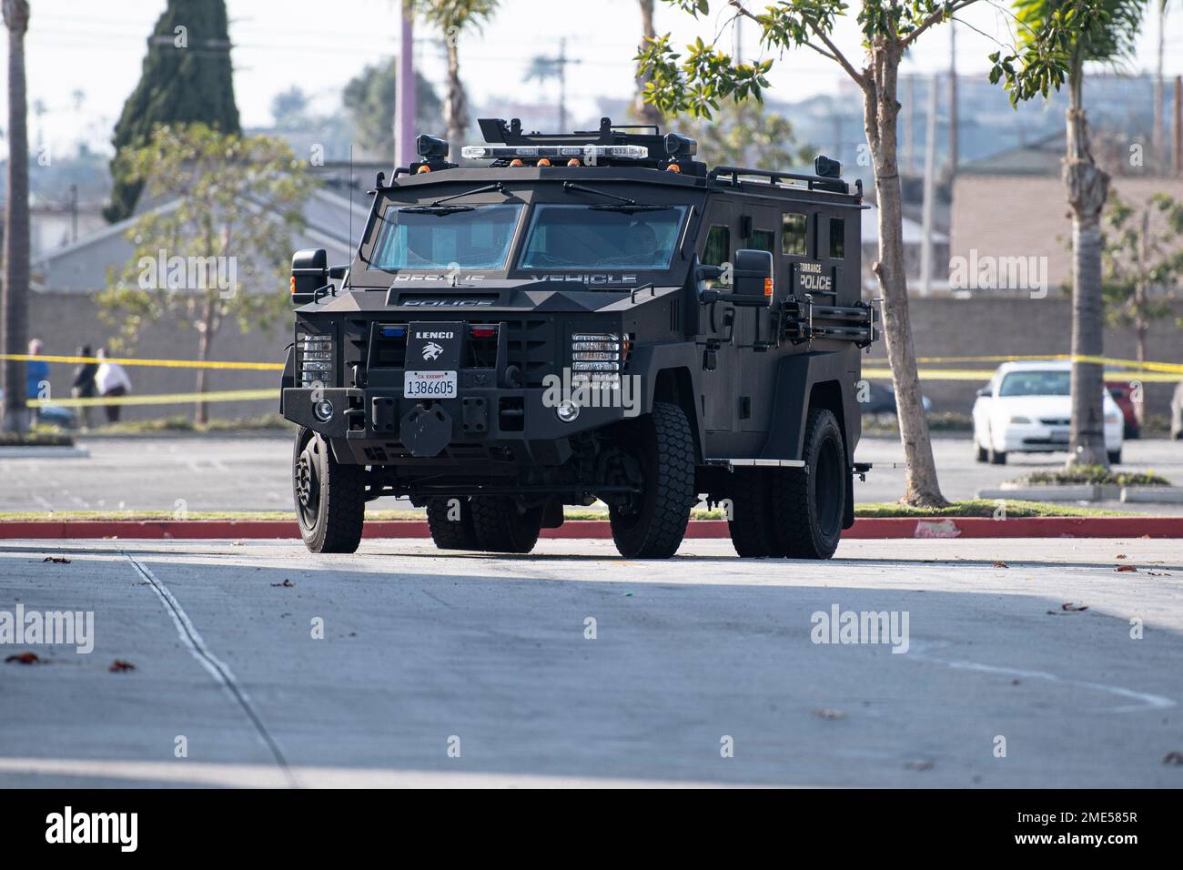 Torrance, États-Unis. 22nd janvier 2023. Un véhicule de police et une bande jaune sont visibles sur la scène où le suspect de tirs de masse de Monterey Park, Huu CAN Trann (72), a été trouvé mort à l'intérieur d'une fourgonnette blanche avec une blessure auto-infligée au pistolet à la tête, A Torrance après avoir tué 10 personnes dans un studio de danse de salle de bal à Los Angeles, sur 20 janvier 2023. La fusillade sera l'une des plus meurtrières de l'histoire de la Californie. Un motif reste à déterminer. (Photo de Jon Putman/SOPA Images/Sipa USA) Credit: SIPA USA/Alay Live News Banque D'Images