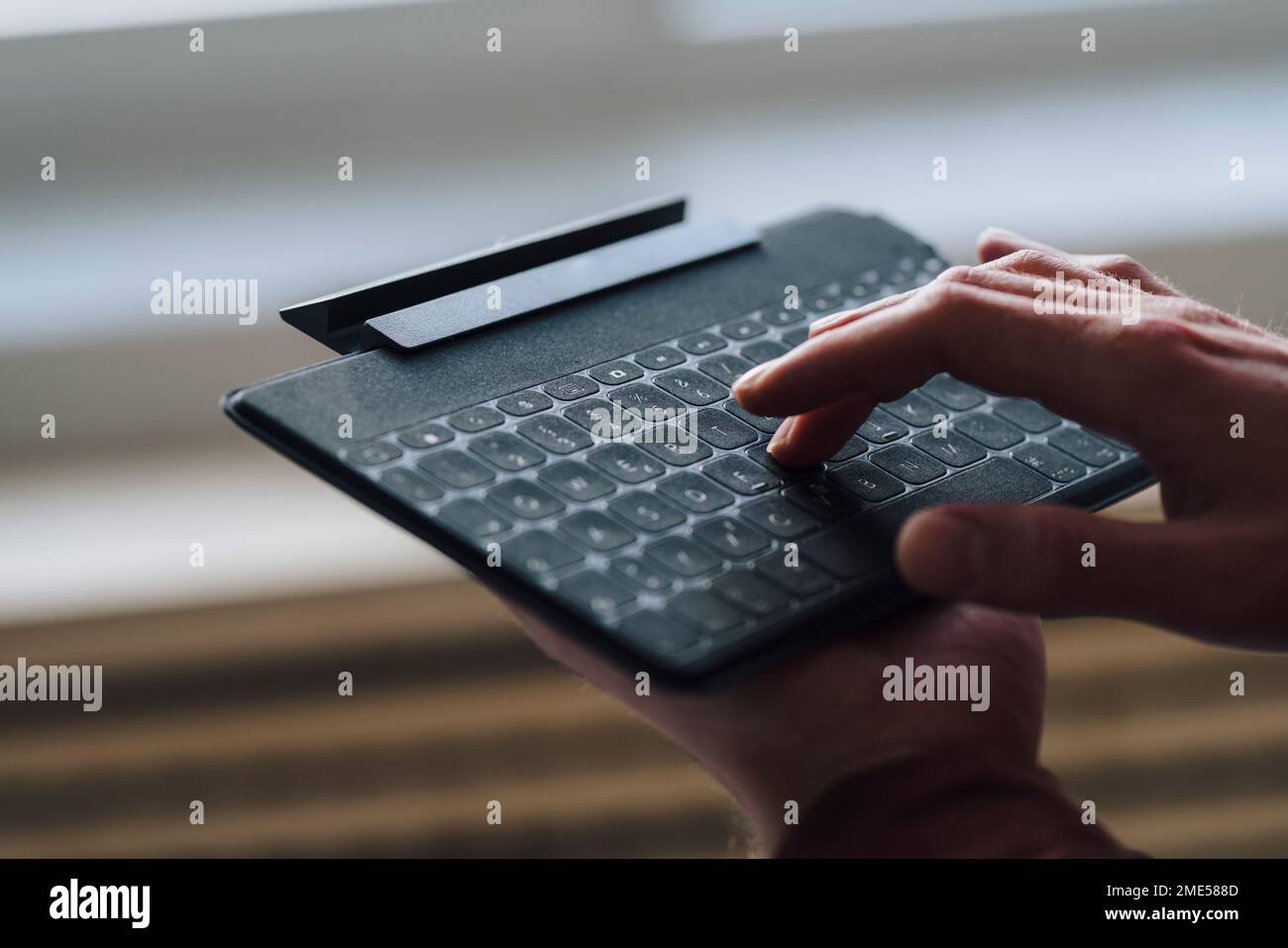 Mains d'homme d'affaires utilisant un clavier sans fil Banque D'Images