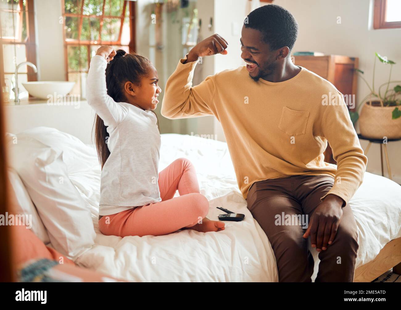 Soins de santé, diabète et muscle de père et de fille dans la chambre pour le geste courageux, fier et fort. L'amour, la maison de famille et le père aidant l'enfant avec Banque D'Images