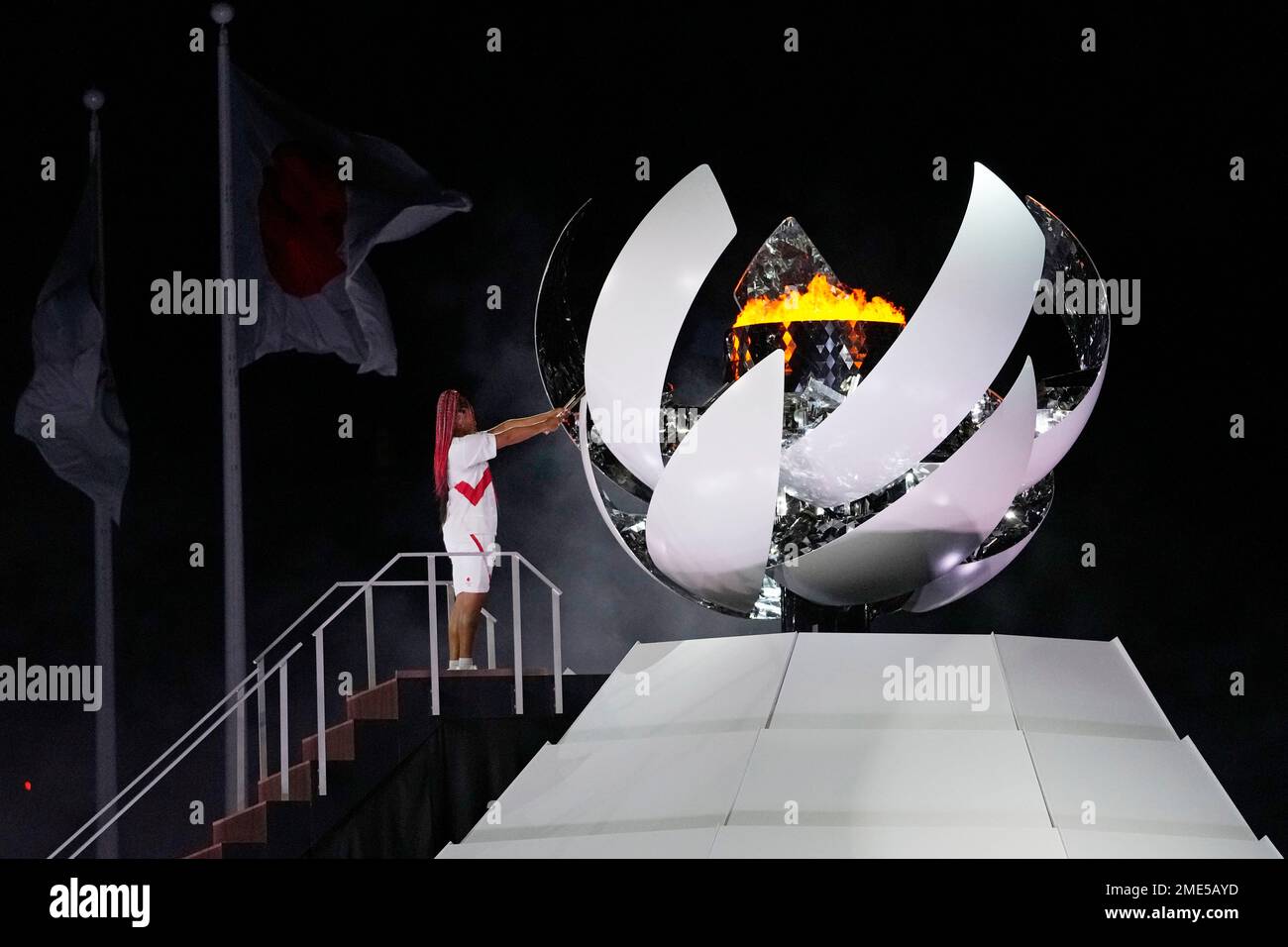 Naomi Osaka lights the Olympic flame during the opening ceremony in the Olympic Stadium at the 2020 Summer Olympics, Friday, July 23, 2021, in Tokyo, Japan. (AP Photo/Petr David Josek) Banque D'Images