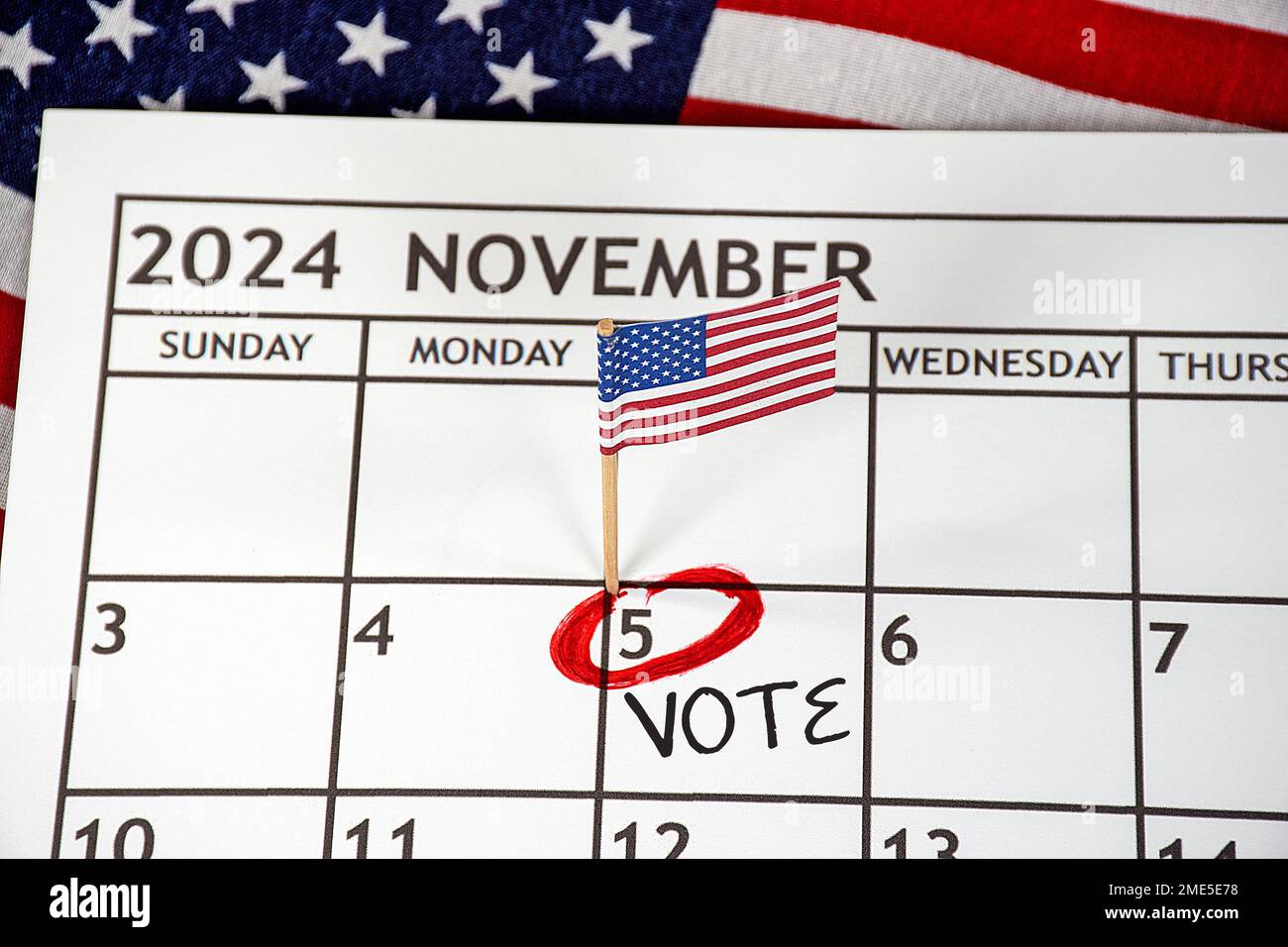 Drapeau américain et cercle rouge le jour de l'élection présidentielle de 5 novembre 2024 Banque D'Images