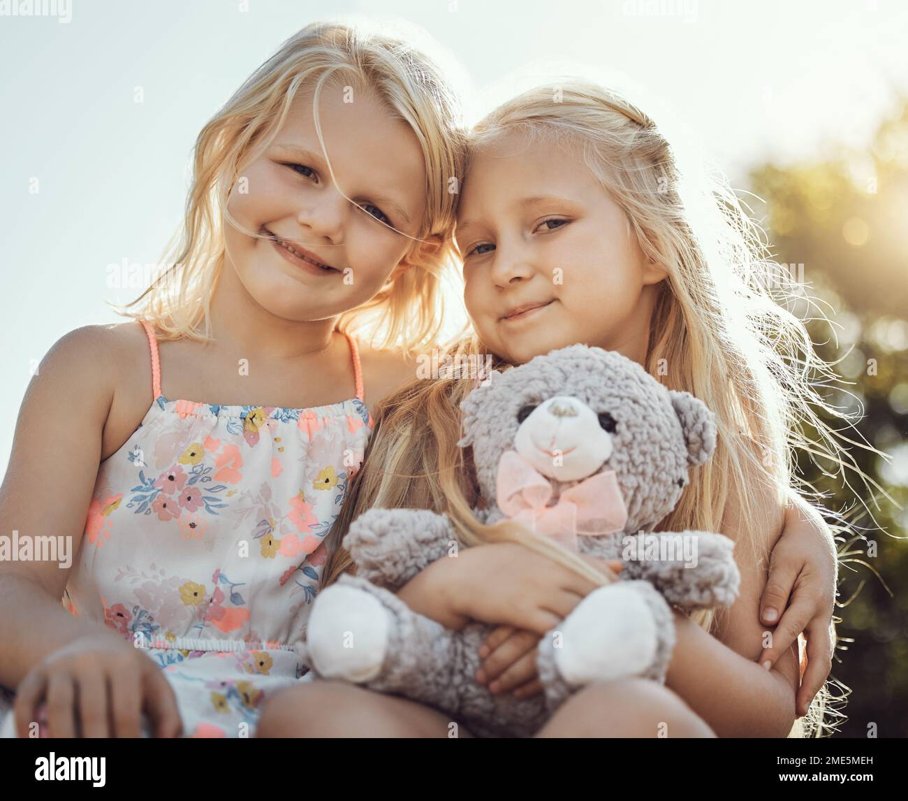 Enfants, sourire et teddy portrait en plein air avec bonheur, sourire et collage ensemble. Liberté, bonheur et sourire d'une jeune fille avec amour ami Banque D'Images