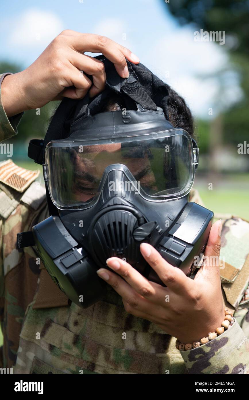 Le principal Airman Selena Acosta, compagnon de gestion des urgences du 374th Squadron du génie civil, pose un masque à gaz au cours d'une formation d'étude de site chimique, biologique, radioactif et nucléaire au dépôt général Sagami, au Japon. Acosta et une équipe de gestion des urgences qui comprenait l'escadron du génie civil 188th de la base de la Garde nationale aérienne d'ebbing, Arkansas, ont effectué diverses vérifications CBRN pour simuler les actions nécessaires pour dégager une zone d'atterrissage. Banque D'Images