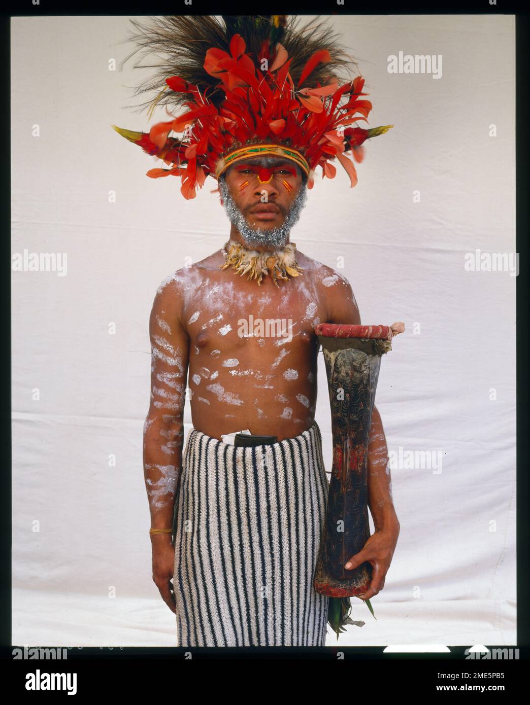 Teine Jacob avec kundu Drum, de Banz en Papouasie-Nouvelle-Guinée Banque D'Images