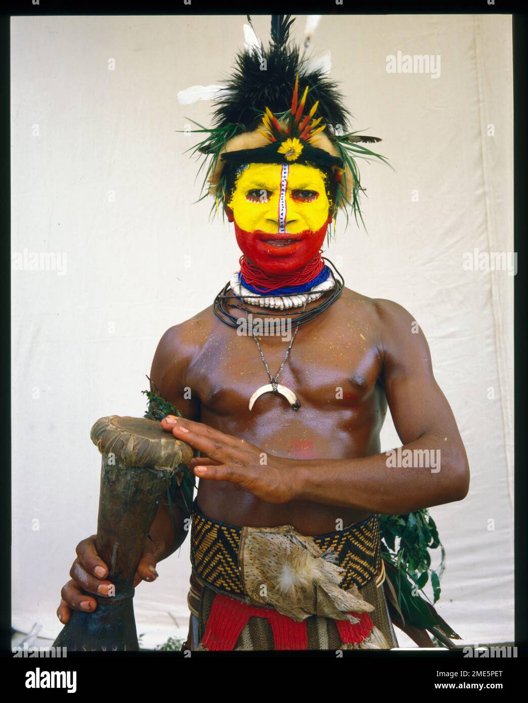 La jeunesse huli, James, avec kundu Drum, du village Hedemari, dans le sud des Highlands de Papouasie-Nouvelle-Guinée Banque D'Images
