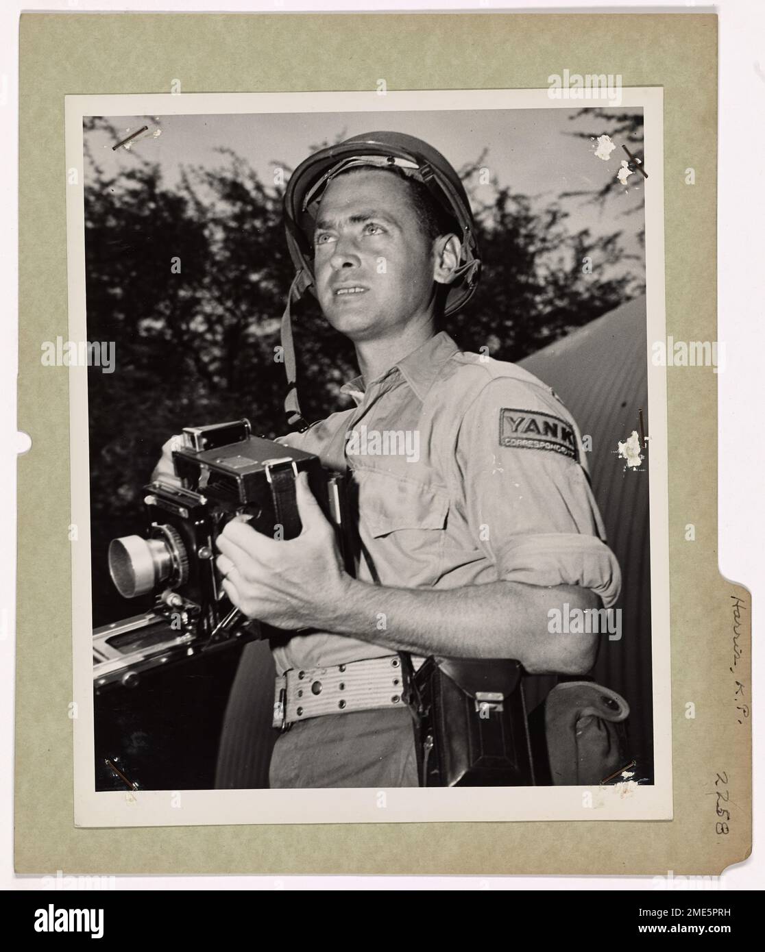 Photographe d'invasion de la Garde côtière. Kenneth P. Harris, photographe de combat de la Garde côtière, a été nommé correspondant DE YANK Magazine pour les zones de combat du Pacifique. Vétéran de plusieurs invasions, Harris détient un U.S. Coast Guard taux de copain du photographe en chef. Sa maison est à Seattle, Washington. Banque D'Images