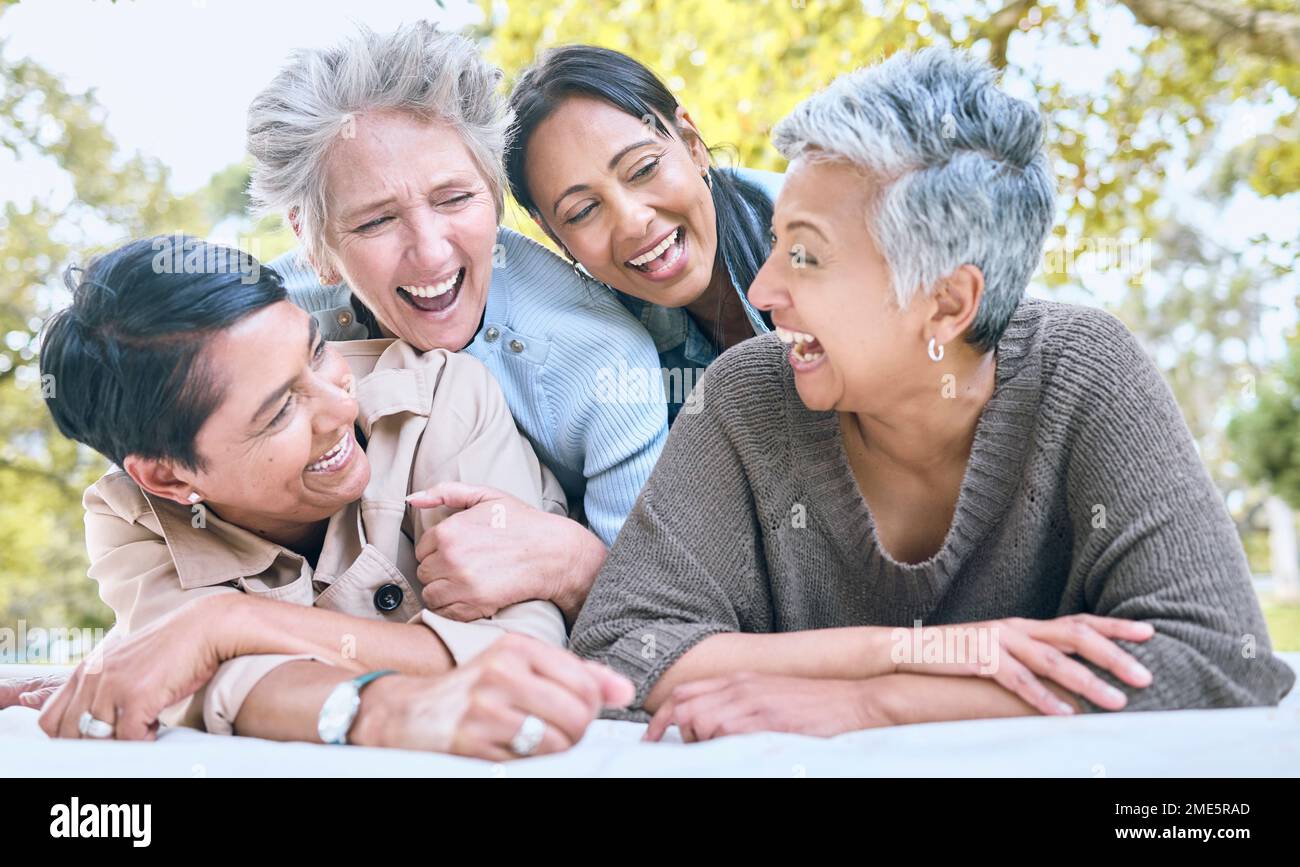 Bien-être, heureux et de retraite les femmes amis rire dans le parc pour le groupe de liaison et de style de vie relaxant. Blague drôle et sourire des personnes âgées Banque D'Images