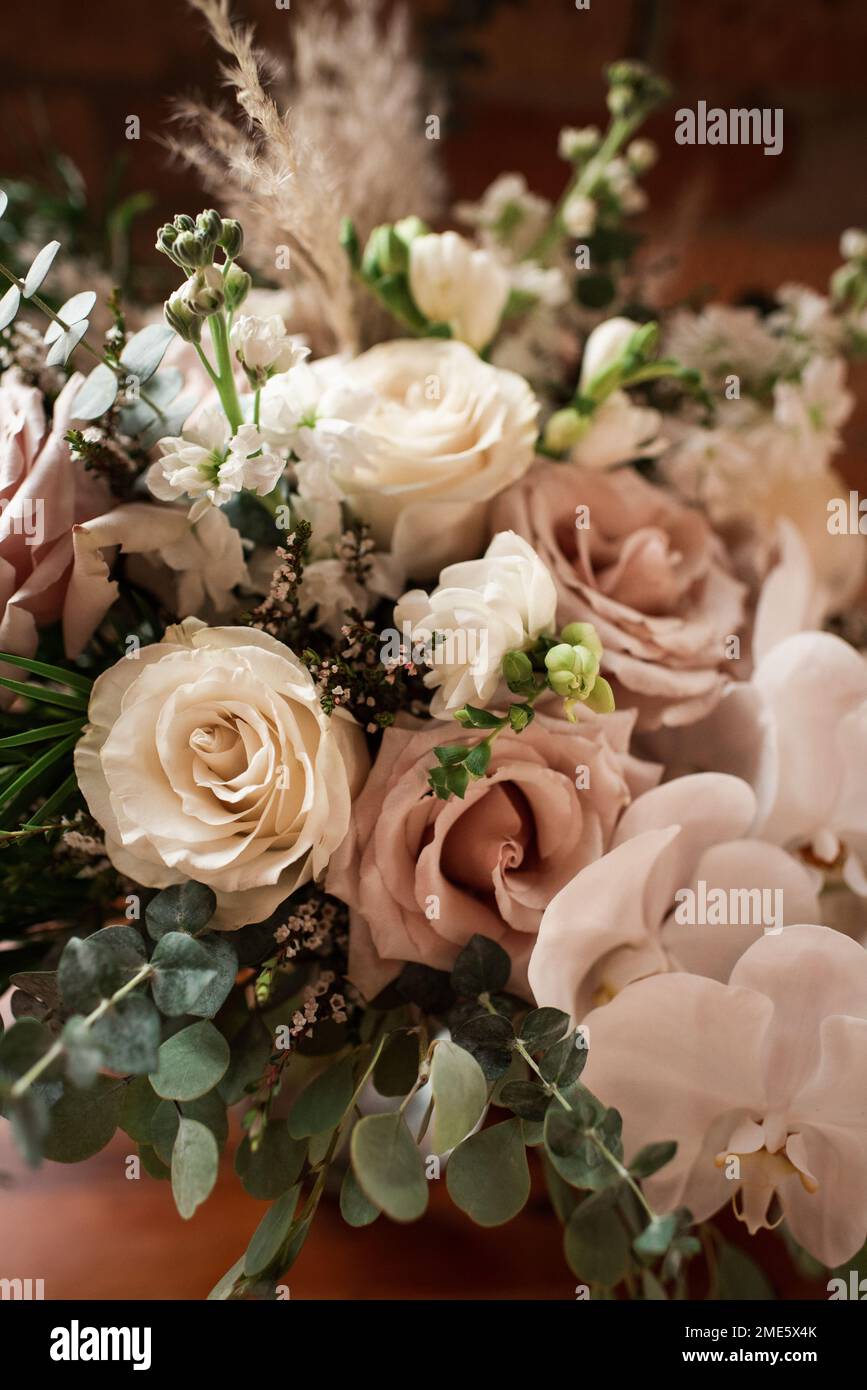 Gros plan du bouquet de mariage de roses blanches et roses Banque D'Images
