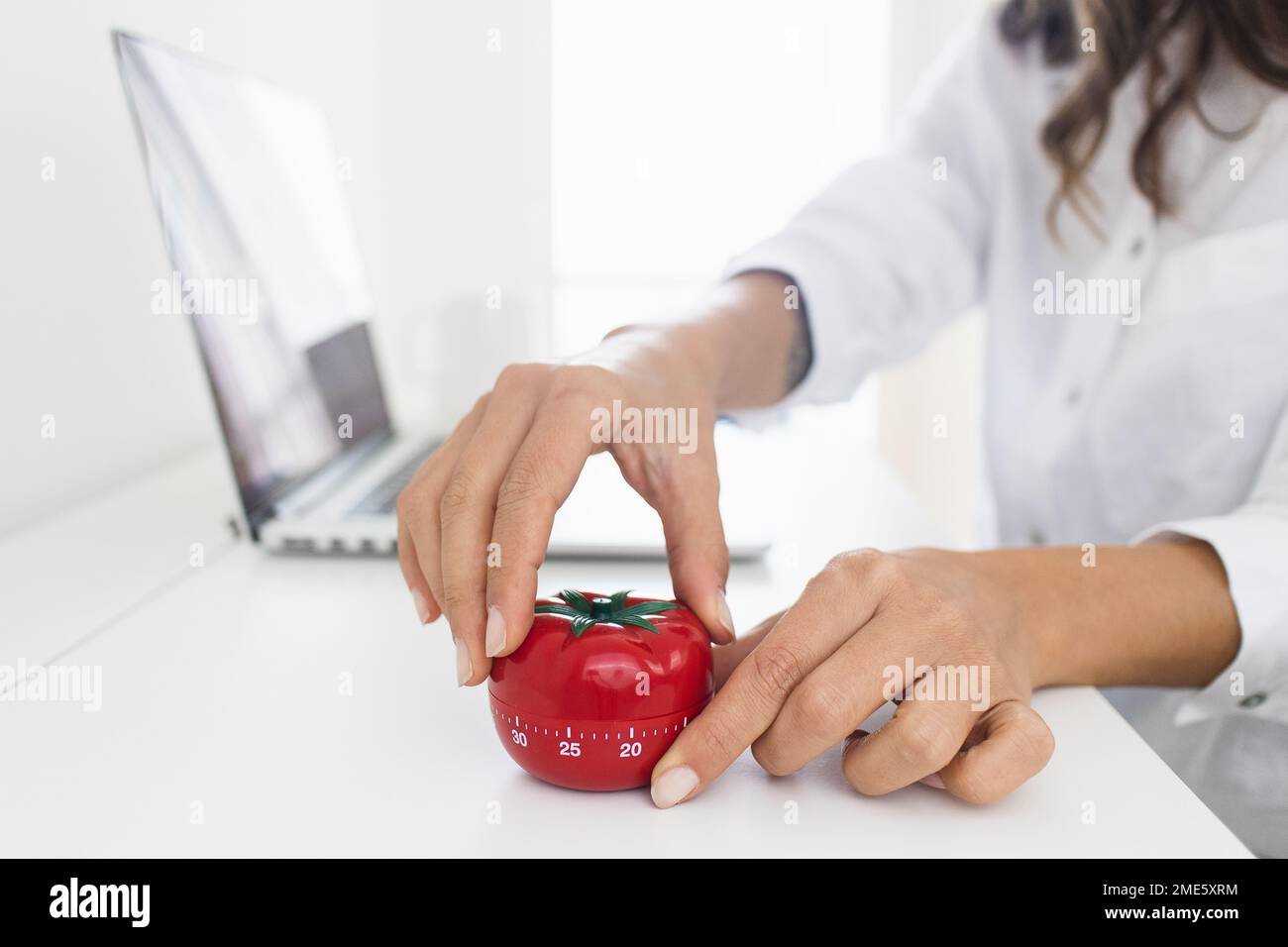 Pomodoro technique Femme Configuration de la productivité du minuteur Banque D'Images