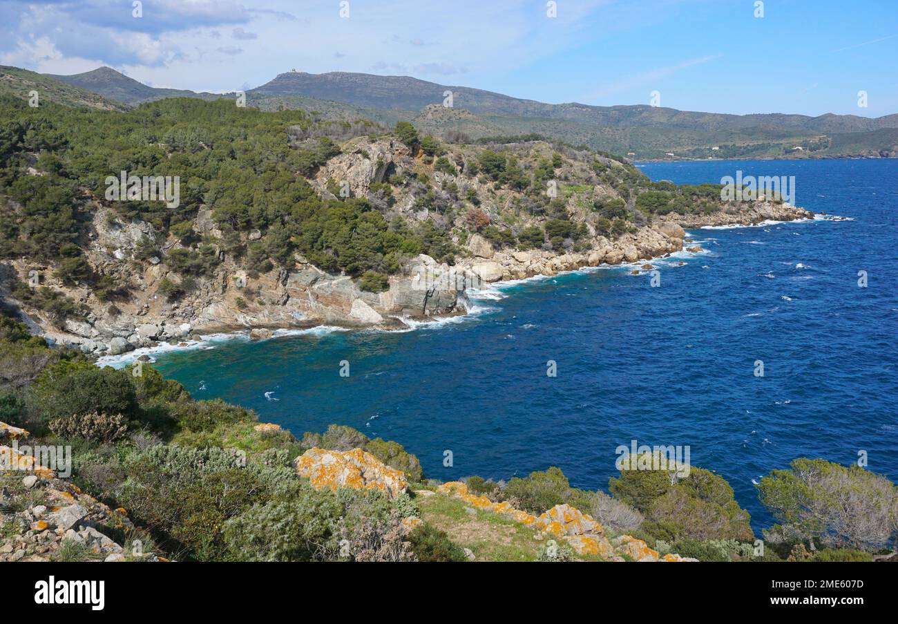 Côte rocheuse sauvage de la mer Méditerranée sur la Costa Brava en Espagne, Catalogne, Alt Emporda Banque D'Images