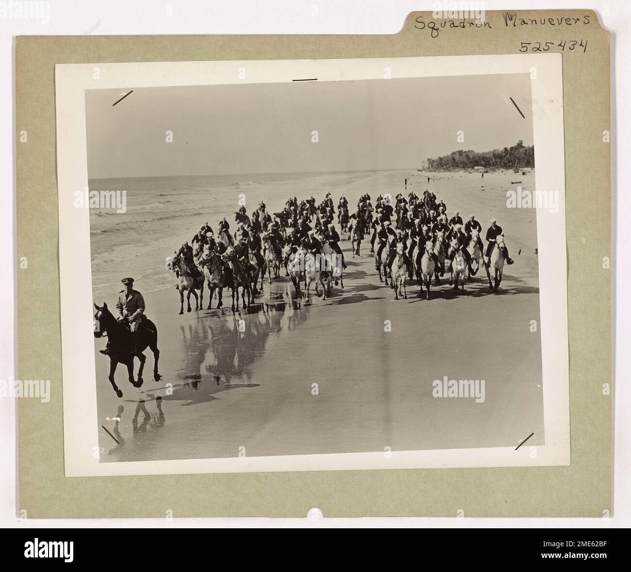 Manœuvres de l'escadron. Cette image illustre les manœuvres de l'escadron pour la patrouille de plage montée de la Garde côtière. Ces manoeuvres de l'escadron offrent l'occasion de tester la capacité de pilotage des gardes-côtes. Banque D'Images