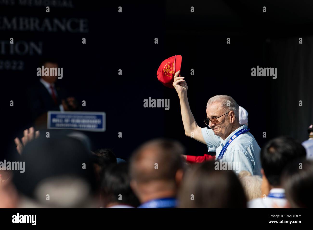 Un ancien combattant américain se fait une vague devant la foule lors de la cérémonie d'inauguration du mur du souvenir des anciens combattants de la guerre de Corée à Washington, D.C. 27 juillet 2022. Les familles qui assistaient aux réunions d'information annuelles sur la guerre de Corée et la guerre froide ont eu l'occasion d'assister au dévouement et de voir les noms de leurs proches sur le nouveau mur. Banque D'Images