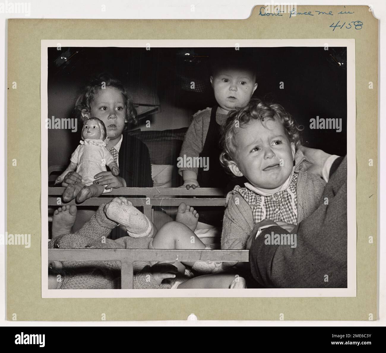 Une jeune fille rapatriée est cachée dans son berceau à bord d'un transport de troupes habité par les garde-côtes, laissant derrière elle l'environnement déchiré par la guerre pour un avenir plus sûr en Amérique. Les travailleurs de la Croix-Rouge offrent un confort lorsque l’enfant s’adapte à son nouvel environnement. Banque D'Images