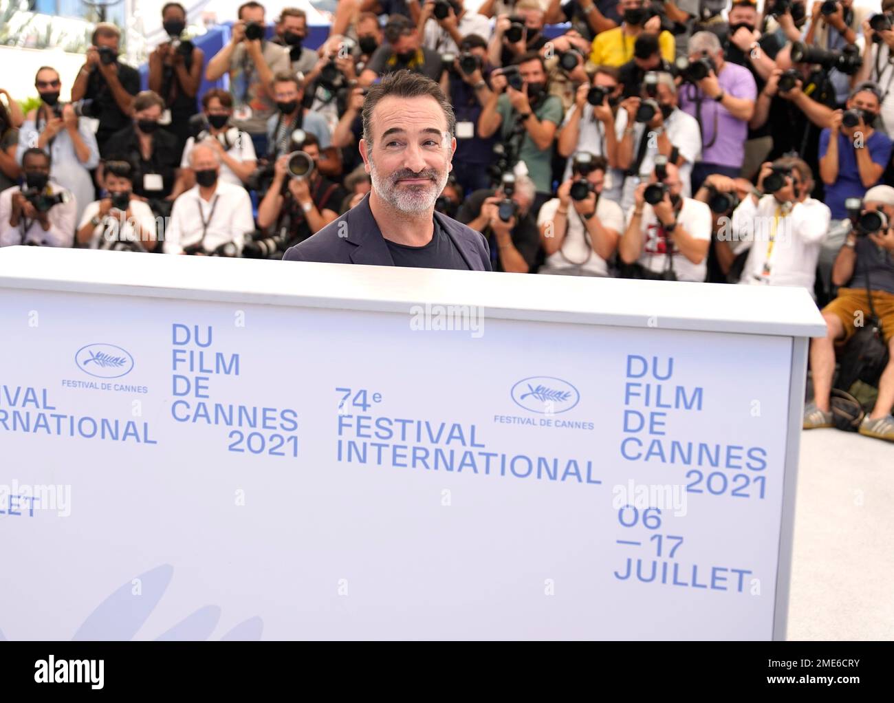 Jean Dujardin poses for photographers at the photo call for the film 'OSS 117: From Africa with Love' at the 74th international film festival, Cannes, southern France, Saturday, July 17, 2021. (AP Photo/Brynn Anderson) Banque D'Images