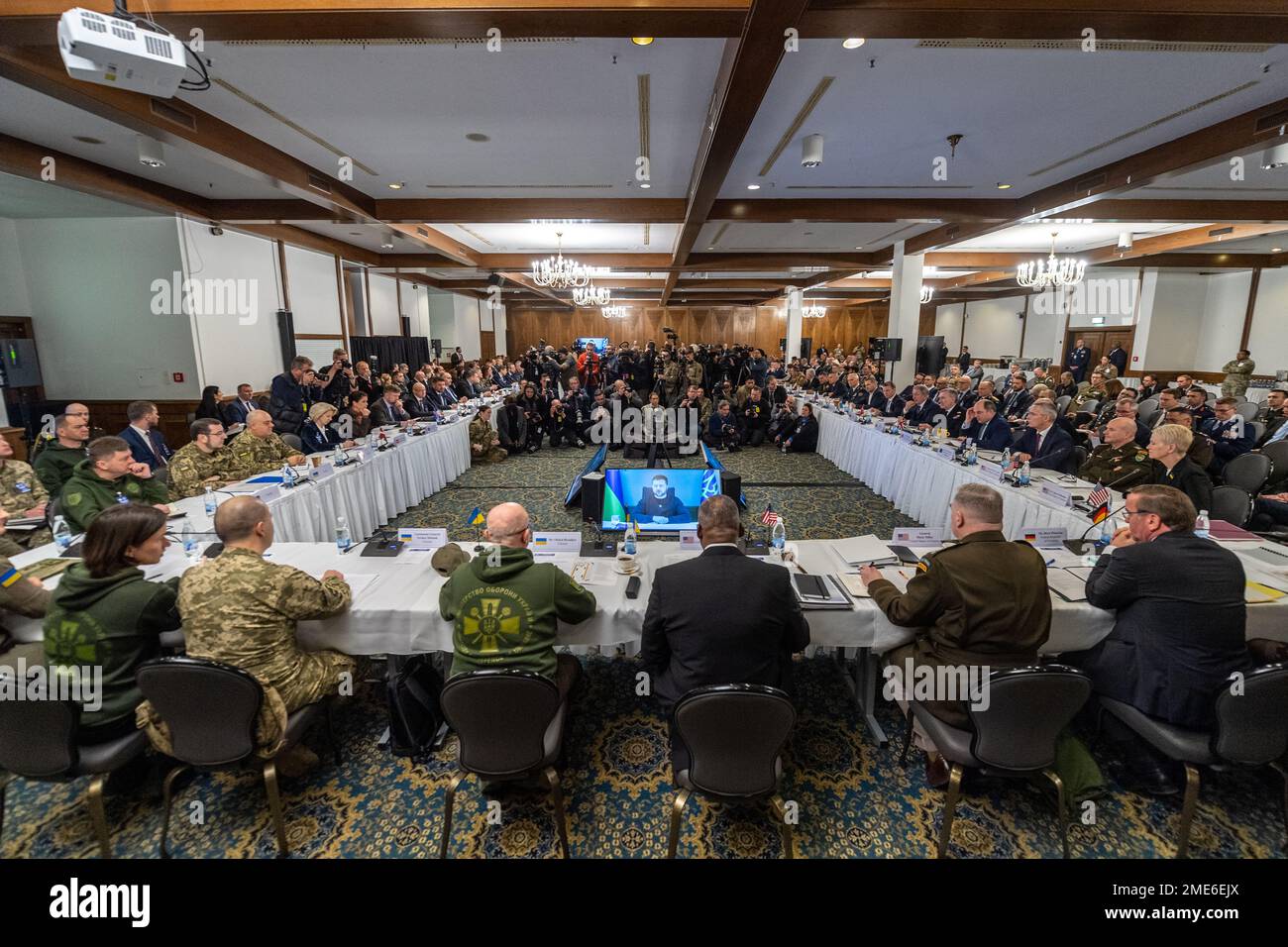 Ramstein-Miesenbach, Allemagne. 20 janvier 2023. Le président ukrainien Volodymyr Zelenskyy parle en direct par vidéo à la huitième réunion du Groupe de contact pour la défense de l'Ukraine à la base aérienne de Ramstein, à 20 janvier 2023, à Ramstein-Miesenbach, en Rhénanie-Palatinat, en Allemagne. La réunion ou 50 nations et organisations décident de la meilleure façon de fournir un appui militaire à l'Ukraine. Crédit : TSgt. Jack Sanders/DOD photo/Alamy Live News Banque D'Images