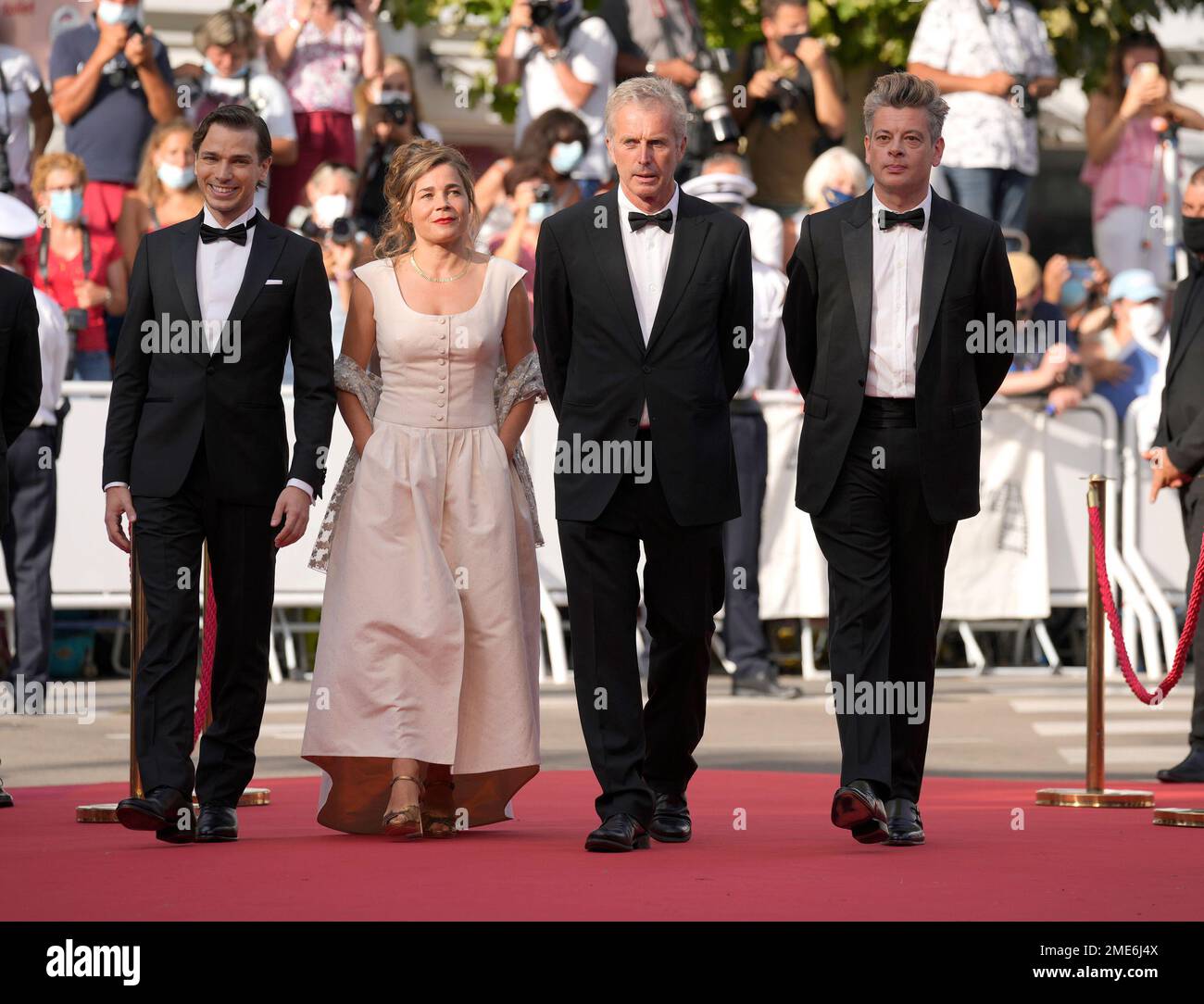 Emanuele Arioli, from left, Blanche Gardin, director Bruno Dumont, and Benjamin Biolay pose for photographers upon arrival at the premiere of the film 'France' at the 74th international film festival, Cannes, southern France, Thursday, July 15, 2021. (AP Photo/Vadim Ghirda) Banque D'Images