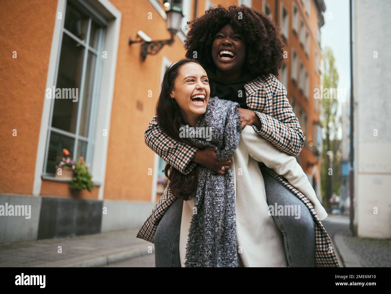 Les amis rient, s'aventurer et voyager en ville, les gens heureux avec le piggyback et les femmes en Italie en vacances. Bonheur, diversité et vacances ensemble Banque D'Images