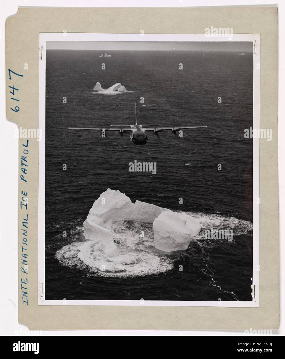 ICE Patrol Hedge Hopping Icebergs. Dans cette vue d'ensemble d'un américain Garde côtière HC-130-B avion de patrouille sur glace hopping une rangée de icebergs au large de la côte du Labrador le berg au premier plan a été sélectionné pour le marquage par une bombe à colorant de chlorure de calcium-rhodamine 'B' aéroportée. Banque D'Images