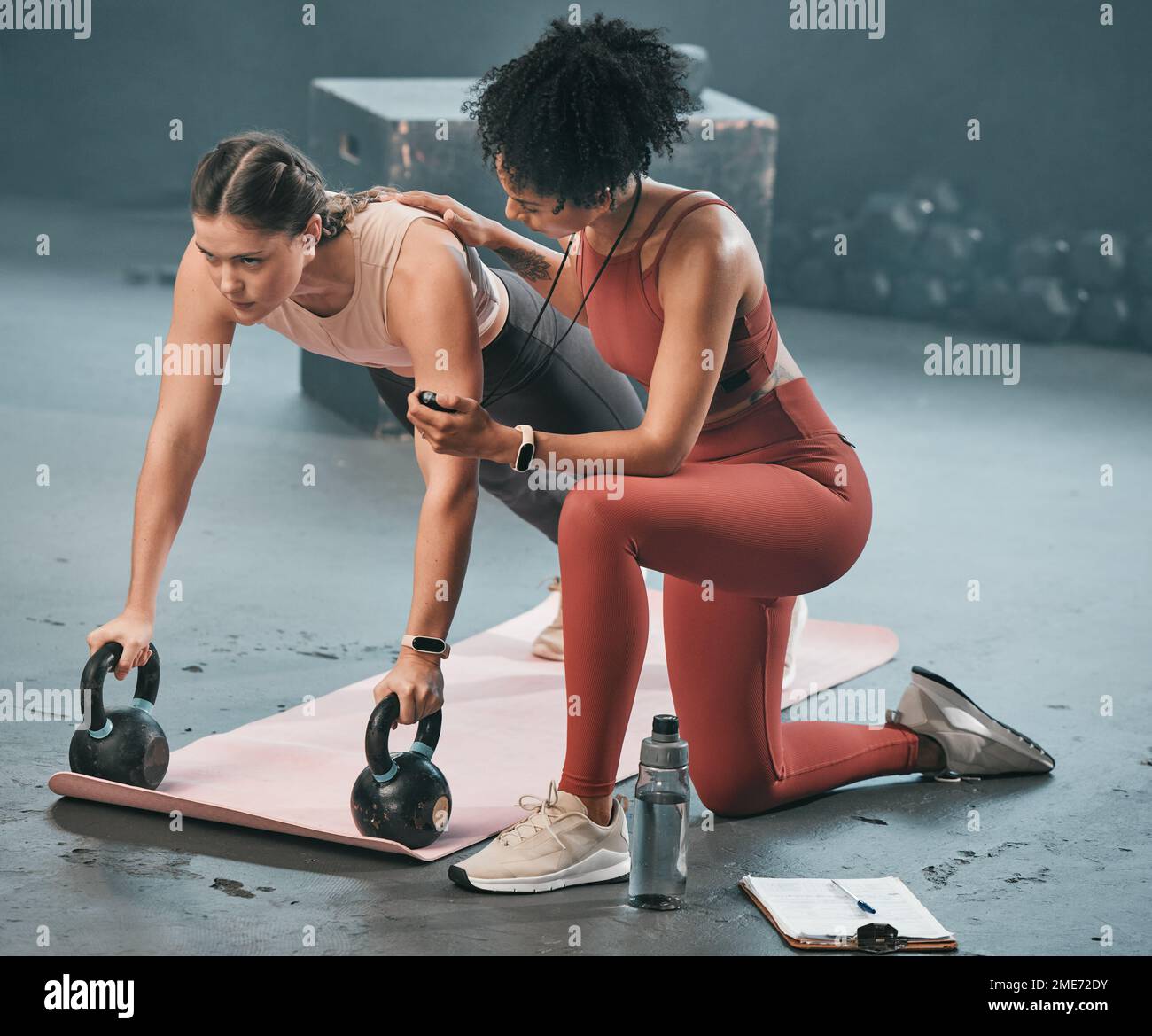 Entraîneur personnel, chronomètre et fitness avec une femme athlète de poids de levage pendant une planche dans la salle de gym pour une séance d'entraînement. Coachez, chronez et faites de l'exercice avec un Banque D'Images