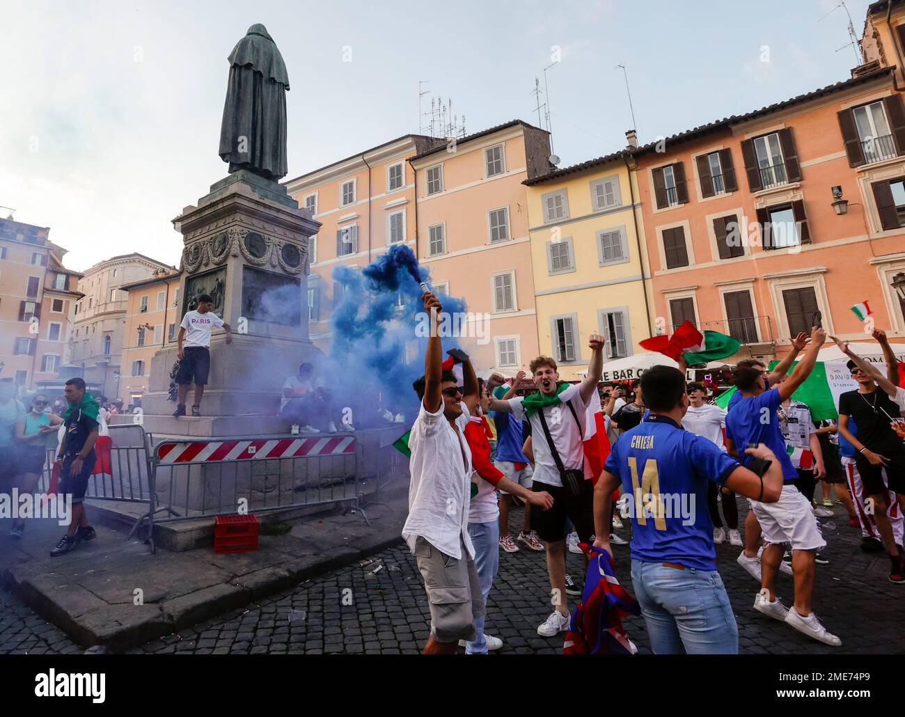Supporters of Italy cheer for their team in Rome, Sunday, July 11, 2021, as they wait for the start of the Euro 2020 soccer championships' final match between Italy and England played at Wembley stadium in London. (AP Photo/Riccardo De Luca) Banque D'Images