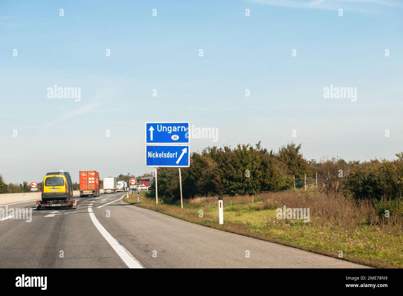 Autriche - 30 septembre 2014: Chauffeur POV à l'Ungarn Hongrie flèche direction sur l'autoroute avec la flèche droite à Nickelsdorf, Neusiedl am See état de Burgenland Banque D'Images