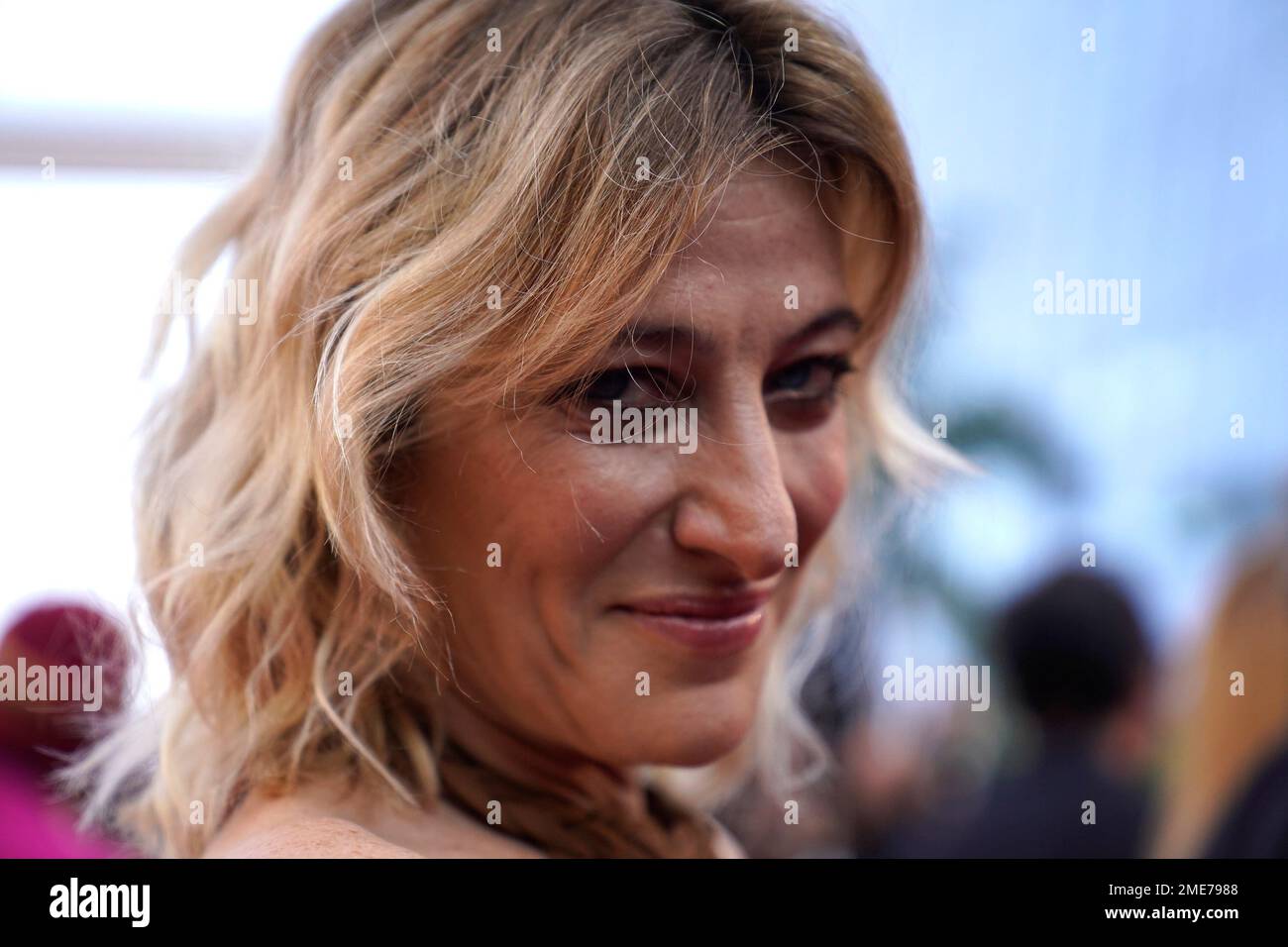 Valeria Bruni Tedeschi poses for photographers upon arrival at the premiere of the film 'Peaceful' at the 74th international film festival, Cannes, southern France, Saturday, July 10, 2021. (AP Photo/Brynn Anderson) Banque D'Images