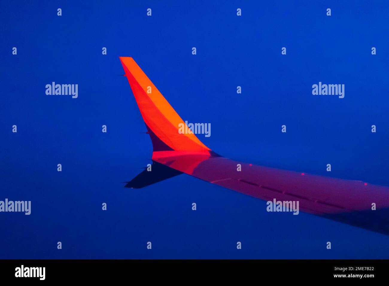 L'aile d'un Boeing 737 MAX de Southwest Airlines survolant Nebraska tard dans la soirée. Banque D'Images