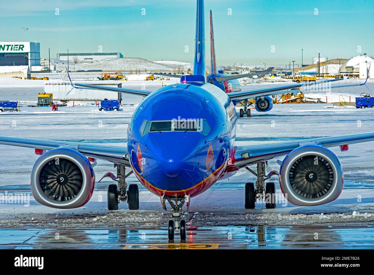 Denver, Colorado - Southwest Airlines s'enorne au sol après une tempête de neige à l'aéroport international de Denver. Banque D'Images