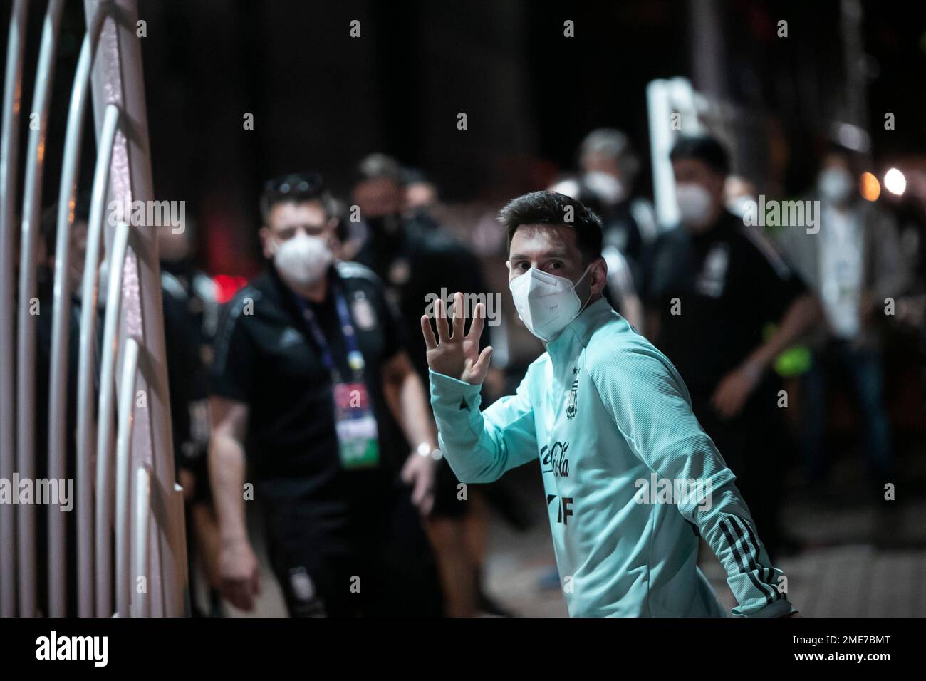 Argentina's Lionel Messi waves to fans as he arrives at a hotel after training for Saturday's Copa America championship soccer match against Brazil, in Rio de Janeiro, Brazil, Friday, July 9, 2021. (AP Photo/Bruna Prado) Banque D'Images