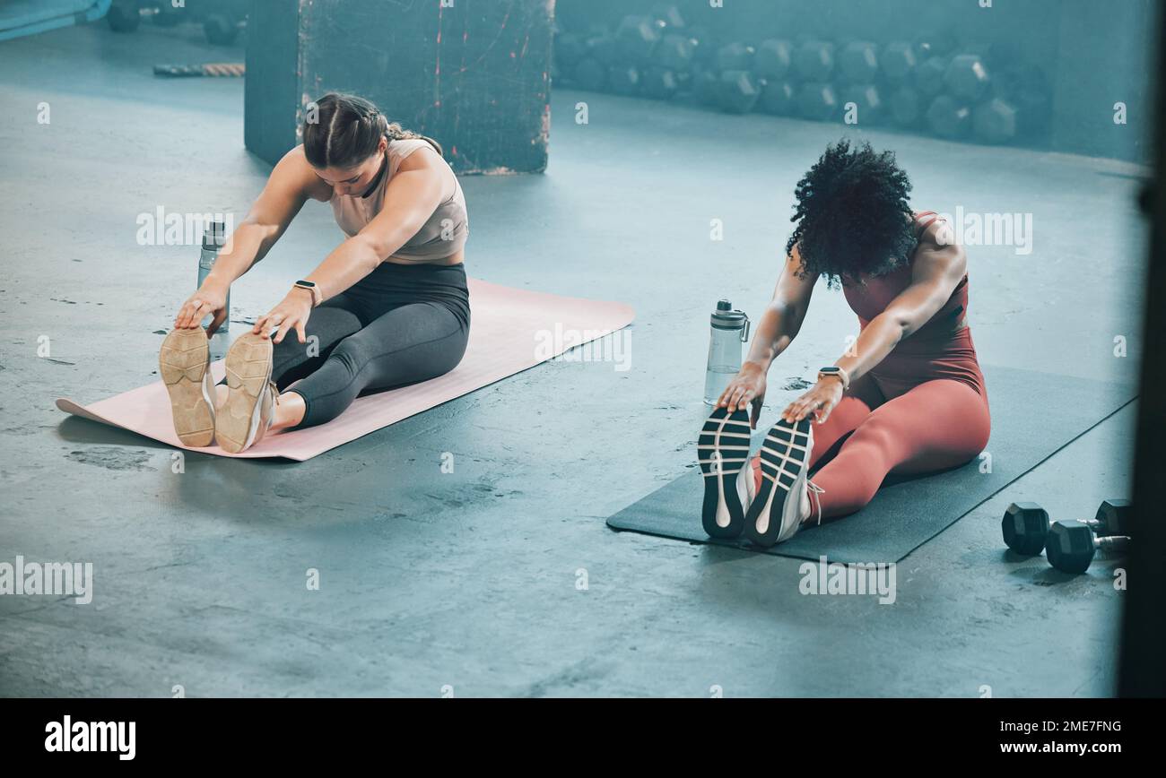 Fitness, femme noire ou entraîneur personnel à la salle de gym étirant les jambes pour réchauffer le corps ou détendre les muscles pour l'exercice d'entraînement. Filles, concentration ou sports sains Banque D'Images