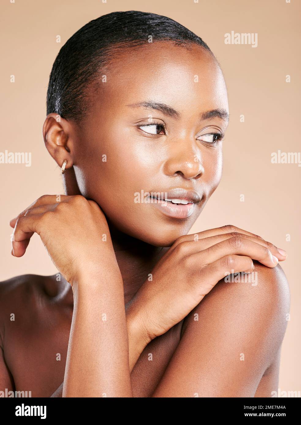 Beauté esthétique, bien-être et visage de la femme noire avec les mains pour le soin de luxe, les cosmétiques et le maquillage. Publicité spa, soins de la peau et modèle de fille pour Banque D'Images