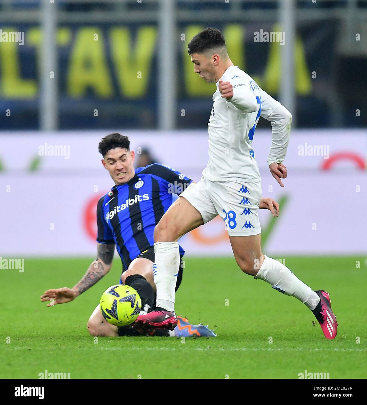 Milan, Italie. 23rd janvier 2023. Alessandro Bastoni (L), de l'Inter Milan, est en présence de Nicolo Cambiaghi d'Empoli lors de leur match de football de Serie A à Milan, en Italie, le 23 janvier 2023. Credit: Daniele Mascolo/Xinhua/Alay Live News Banque D'Images