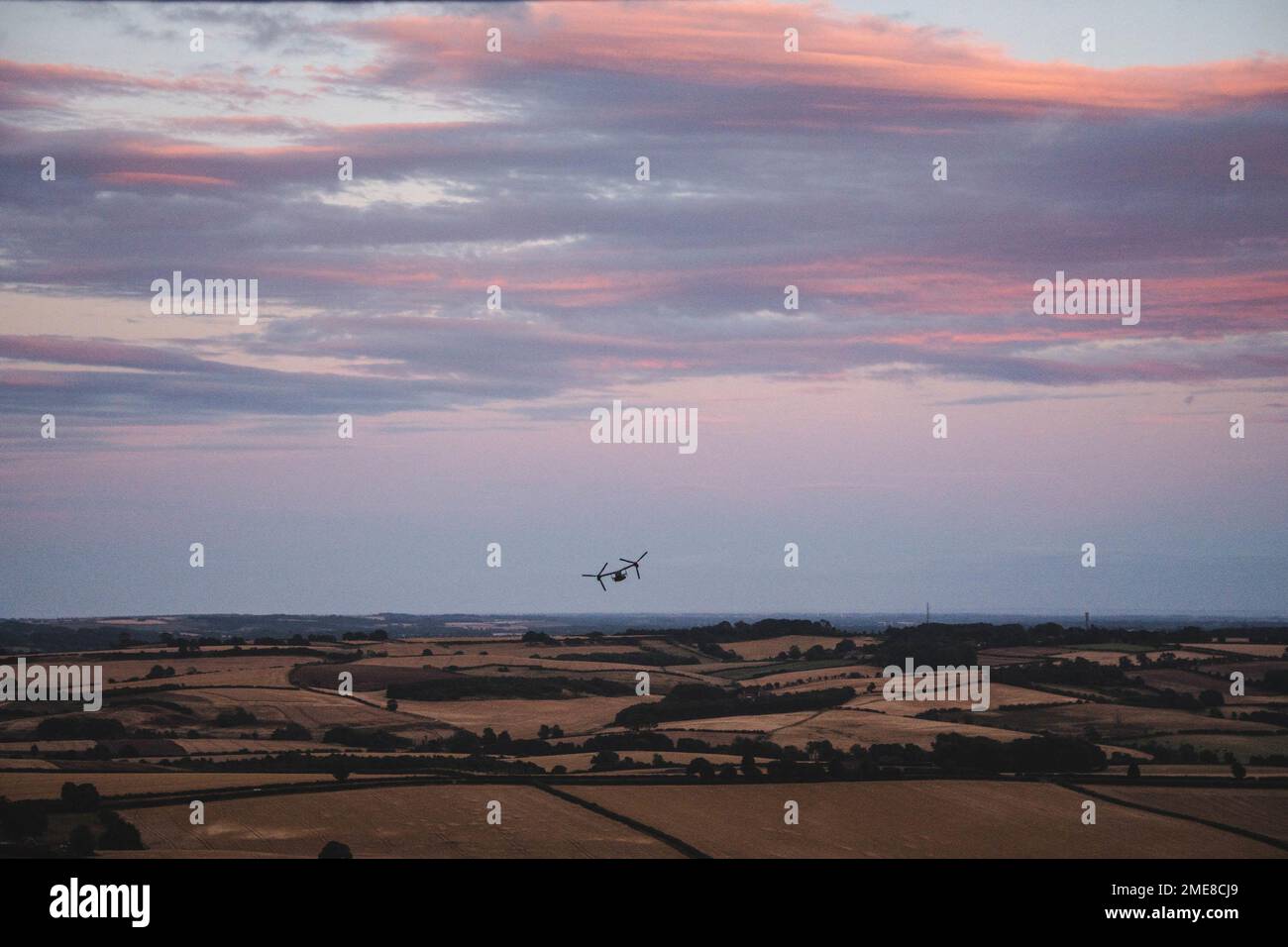 A 352d Special Operations Wing CV-22B Osprey vole vers une aire d'entraînement pour effectuer le ravitaillement de nuit air-air à rotor incliné, R.-U., 2 août 2022. L'équipage a dirigé le TAAR en même temps qu'un MC-130J Commando II de l'ÉT 352d, assurant ainsi la préparation de l'ensemble de l'aile. Banque D'Images