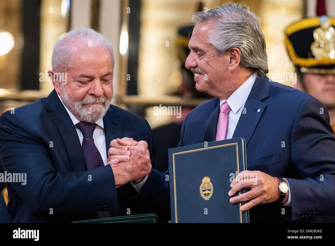 Buenos Aires, Argentine. 23rd janvier 2023. Le Président de l'Argentine Alberto Fernandez (R) et le Président du Brésil Luiz Inacio Lula da Silva (L) se saluent après avoir signé une série d'accords lors d'une réunion au Parlement à Buenos Aires. Crédit : SOPA Images Limited/Alamy Live News Banque D'Images