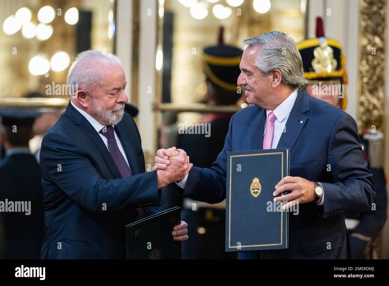 Buenos Aires, Argentine. 23rd janvier 2023. Le Président de l'Argentine Alberto Fernandez (R) et le Président du Brésil Luiz Inacio Lula da Silva (L) se saluent après avoir signé une série d'accords lors d'une réunion au Parlement à Buenos Aires. Crédit : SOPA Images Limited/Alamy Live News Banque D'Images