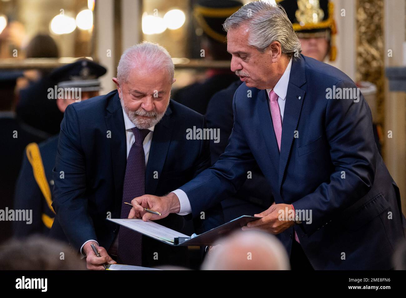 Buenos Aires, Argentine. 23rd janvier 2023. Le Président de l'Argentine Alberto Fernandez (R) et le Président du Brésil Luiz Inacio Lula da Silva (L) signent une série d'accords lors d'une réunion à la maison du gouvernement à Buenos Aires. (Photo de Manuel Cortina/SOPA Images/Sipa USA) crédit: SIPA USA/Alay Live News Banque D'Images