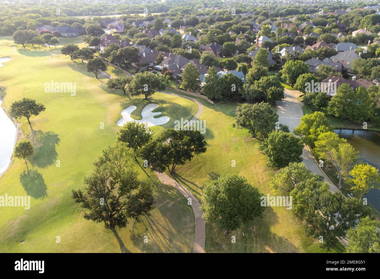 Vue aérienne d'un parc verdoyant avec lac. Belle nature de tir du ciel, beaucoup de plantes et d'arbres, beau parcours de golf vert. Banque D'Images