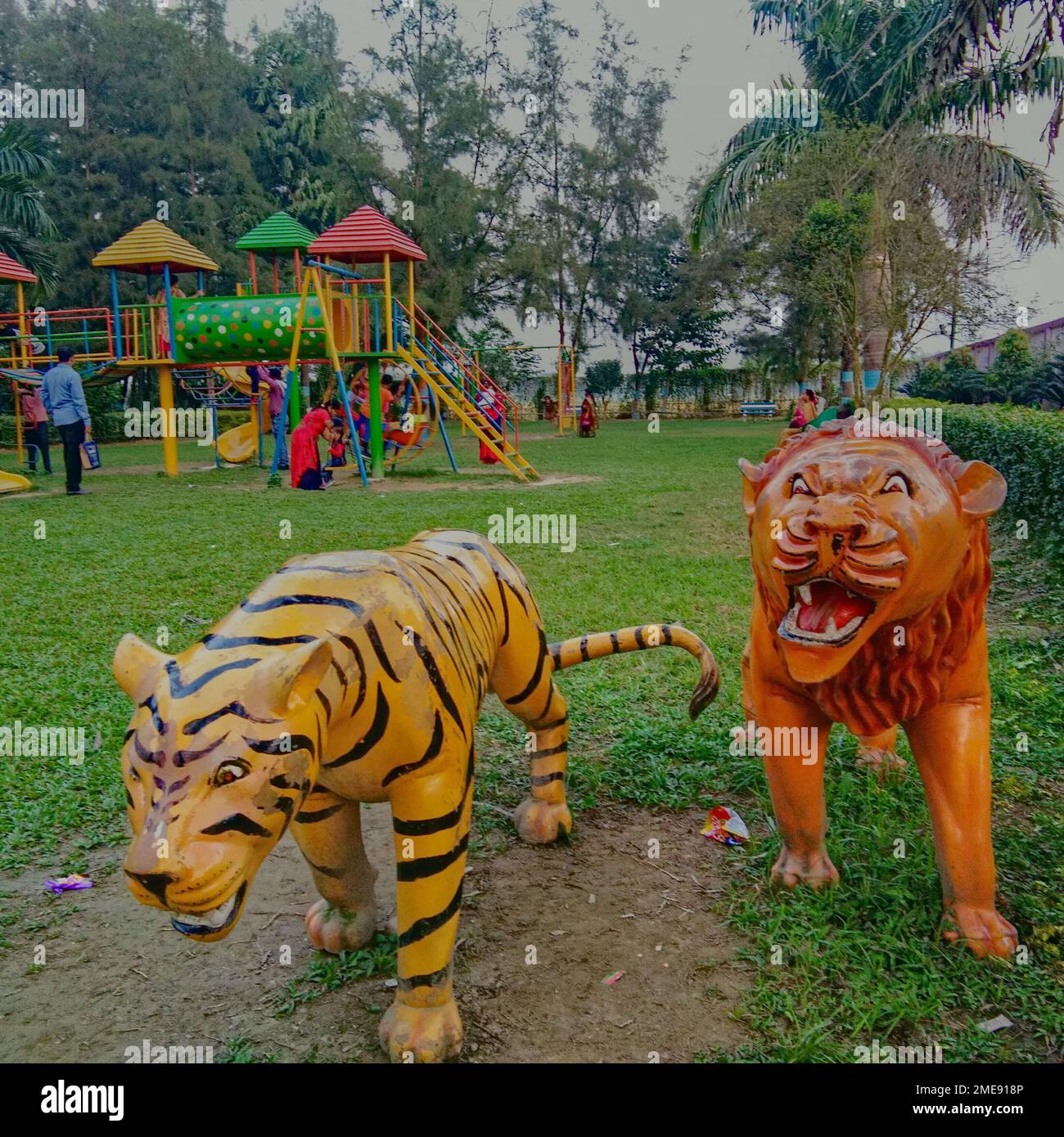 12.11.2019 raiganj ouest bengale inde modèles colorés de jeu pour les enfants dans un parc en inde Banque D'Images