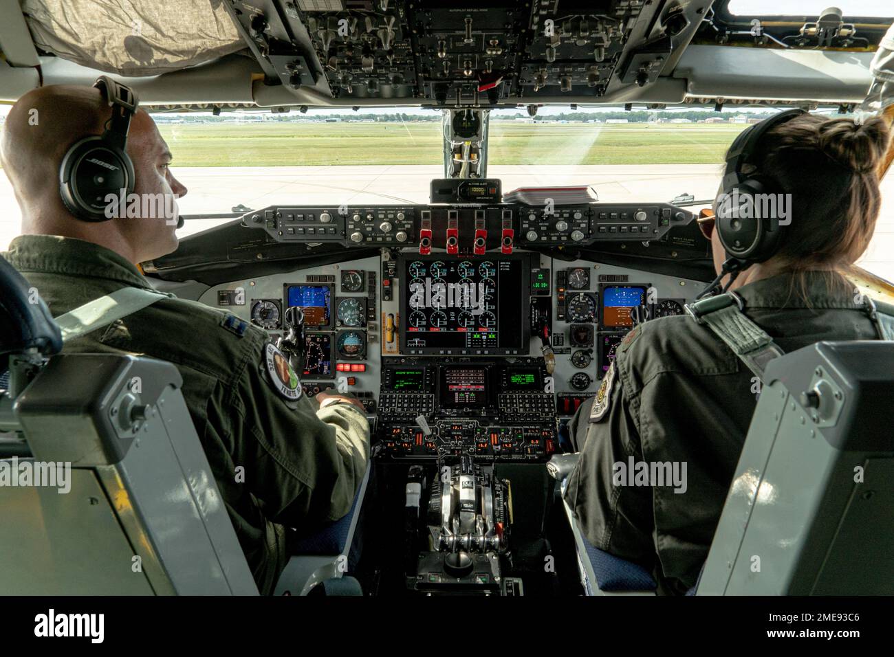 Le capitaine Dave Carr et la major Emma Steinbar, tous deux pilotes de l'escadron de ravitaillement aérien 328th, ont pris un taxi pour un KC-135 Stratotanker en vue de son décollage de la station de réserve aérienne de Niagara Falls, NY, 15 août 2022. Le KC-135 a été conçu dans les années 1950 pour fournir du gaz en milieu d'air afin d'assurer une mobilité rapide aux forces communes. Banque D'Images