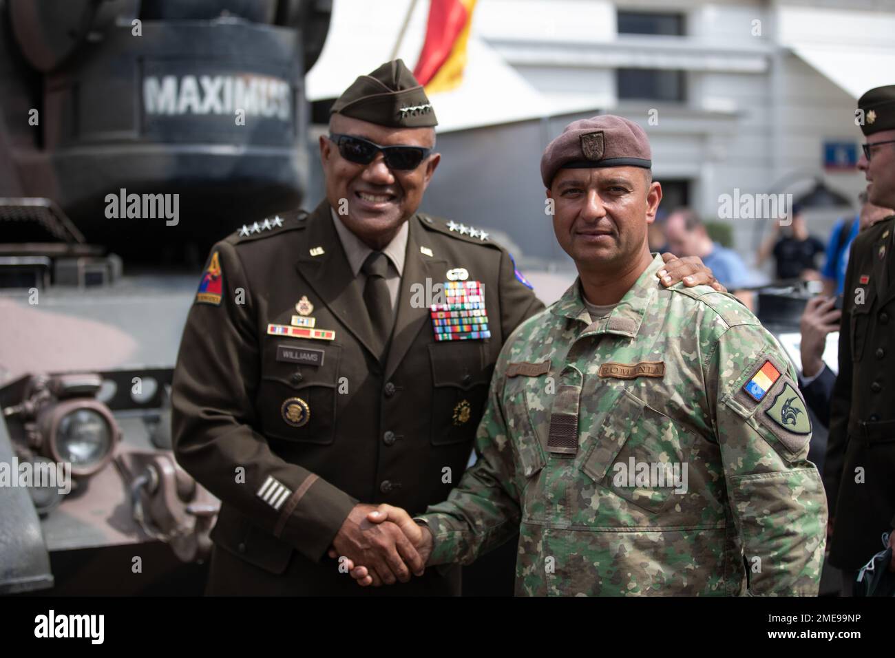 ÉTATS-UNIS Général de l'armée Darryl Williams, commandant général des États-Unis L'Armée de terre Europe et l'Afrique, pose avec un soldat des Forces terrestres roumaines, membre du groupe de combat de la présence avancée renforcée de l'OTAN Pologne, lors de la Journée des Forces armées polonaises 'week-end avec l'exposition de véhicules et d'équipements militaires de l'armée à Varsovie, Pologne, 15 août 2022. ÉTATS-UNIS Les soldats se sont joints à leurs homologues polonais pour un week-end d'activités comprenant une variété d'événements d'état, patriotes, religieux, culturels et de divertissement dans toute la capitale. Banque D'Images
