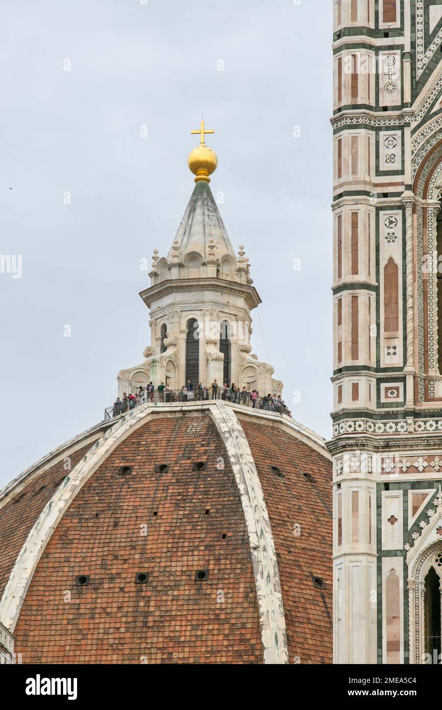 Vue du sommet du Duomo de Brunelleschi et du Campanile de Giotto, à la cathédrale Santa Maria del Fiore, à Florence, en Italie. Banque D'Images