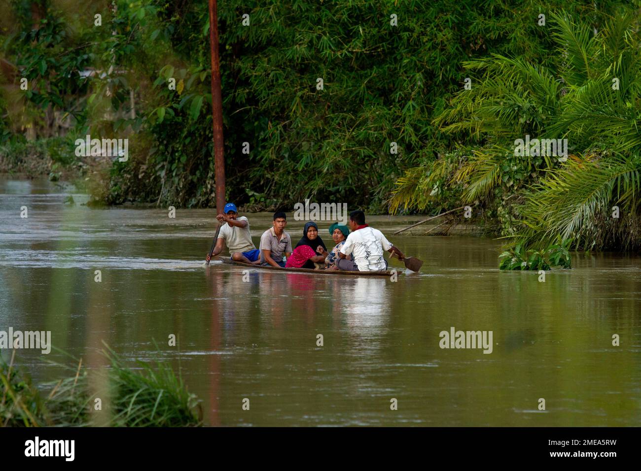 Aceh Urara, Indonésie. 23rd janvier 2023. Les gens sont à la tête d'un canoë en bois à travers les eaux d'inondation après une forte pluie dans le village de Buket Linteung, district d'Aceh Utara, province d'Aceh, Indonésie, le 23 janvier, 2023. Credit: Fachrul Reza/Xinhua/Alay Live News Banque D'Images